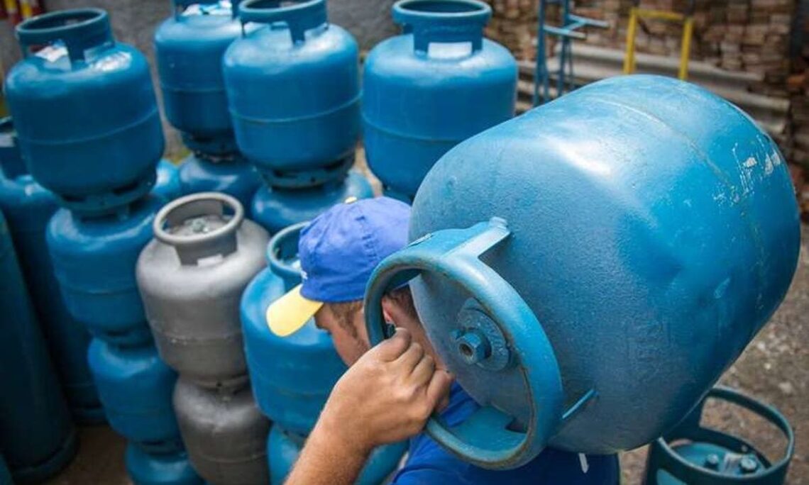 Auxílio Gás retorna em junho: descubra como consultar e sacar o benefício