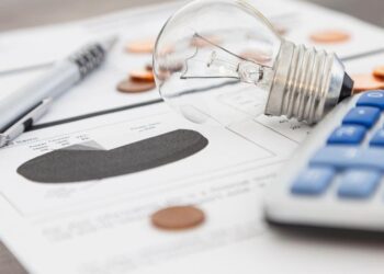 Brasileiros estão recebendo RESSARCIMENTO na conta de luz; veja como pedir