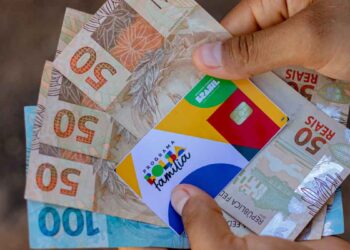 É melhor receber um salário mínimo ou o Bolsa Família? Compare