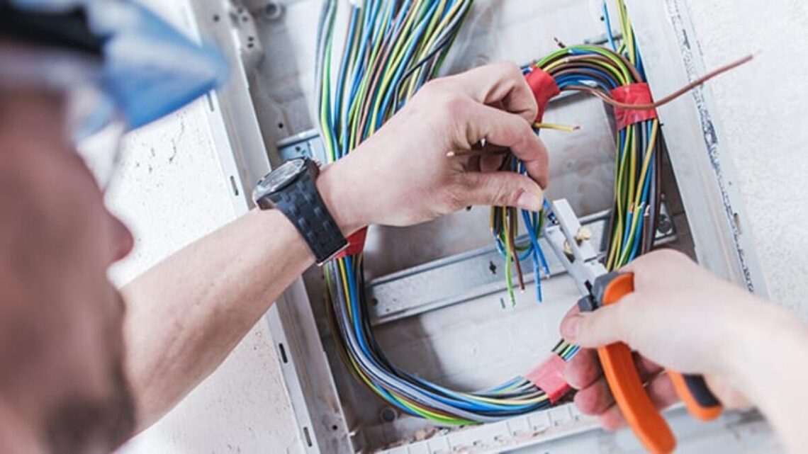 Eletricistas comemoram aposentadoria antes dos 50 anos no INSS; veja como aderir