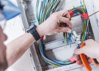 Eletricistas comemoram aposentadoria antes dos 50 anos no INSS; veja como aderir