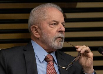 Governador de SP pode cortar o Pé-de-Meia? Lula está de olho nele