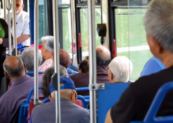 Idosos estão garantindo passagem gratuita + acompanhante com cartão do CRAS