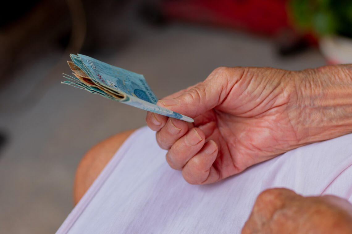 Idosos no Rio de Janeiro estão recebendo R$ 600 da prefeitura; saiba como sacar
