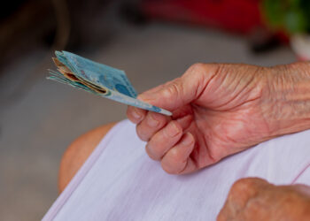 Idosos no Rio de Janeiro estão recebendo R$ 600 da prefeitura; saiba como sacar