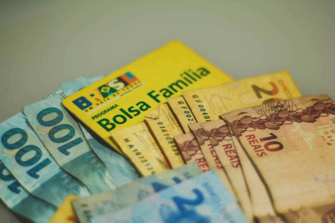 O Bolsa Família não deu para pagar as contas? Caixa Tem libera saldo extra; veja como pedir