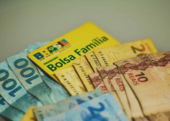 O Bolsa Família não deu para pagar as contas? Caixa Tem libera saldo extra; veja como pedir