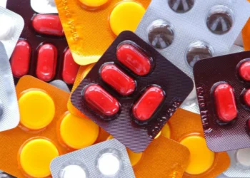 Remédios gratuitos + frete 0800: grupo de brasileiros é contemplado com auxílio