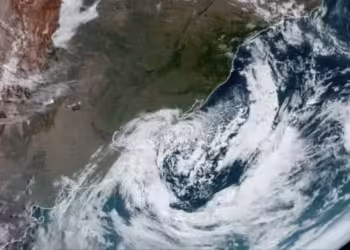 Temperaturas baixas e ressaca: ciclone atinge o Sul e Sudeste