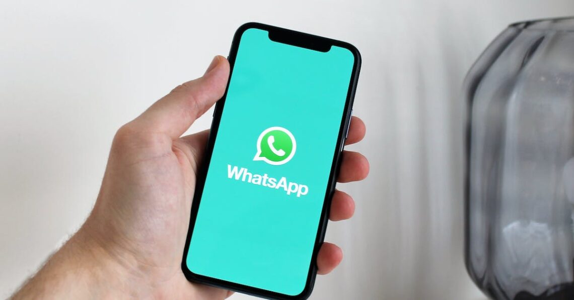 WhatsApp tem nova função para enviar FIGURINHAS em massa
