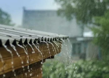 Chuva ácida é perigosa para humanos? Entenda o que é, perigos e causas