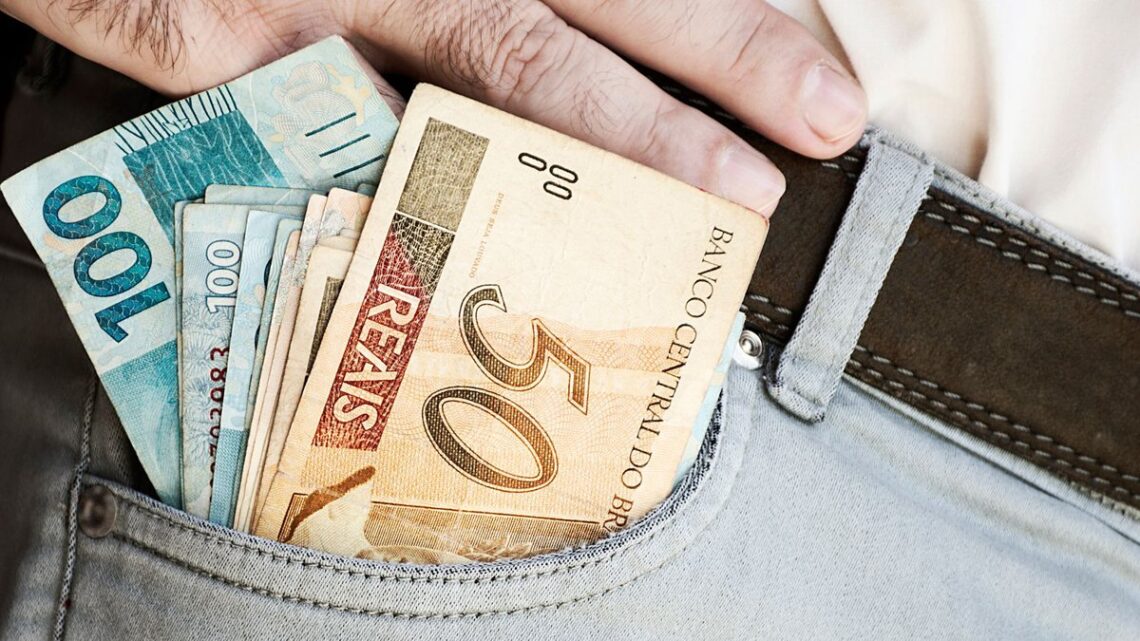 Novo salário mínimo de R$ 1.783 deixa brasileiros em festa; quando começa a valer?