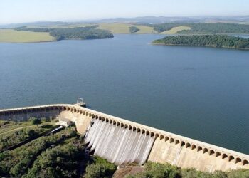 Qual é a diferença entre açude e represa?