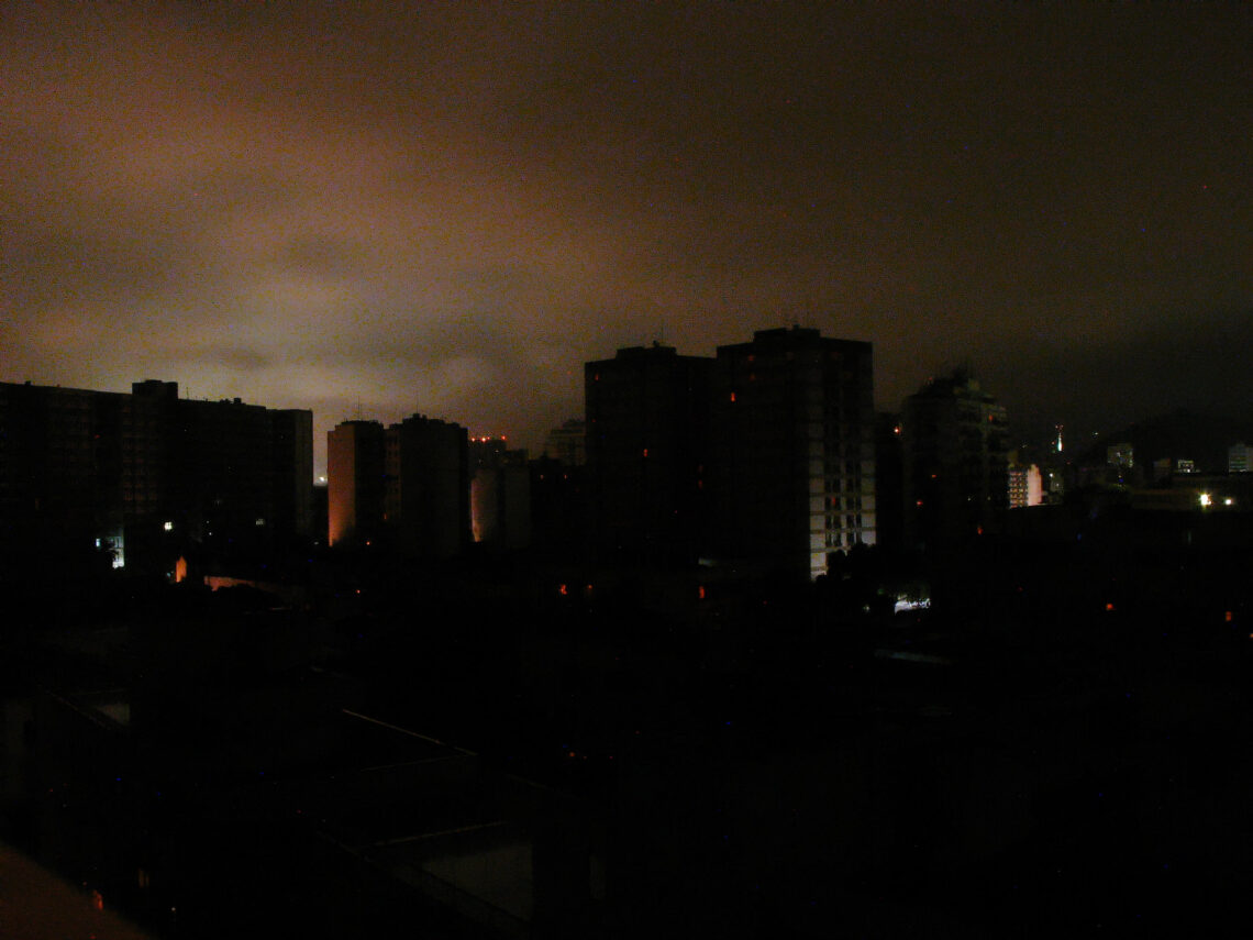 Furacão nos Estados Unidos deixa quase meio milhão de pessoas sem luz