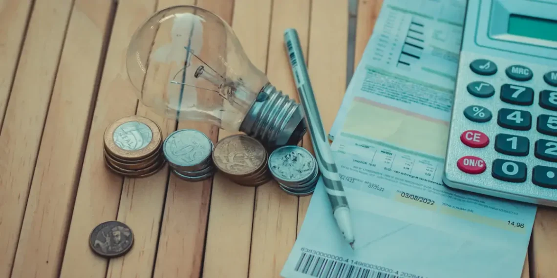 Desconto de 65% na conta de luz usando seu comprovante de residência; veja como ativar