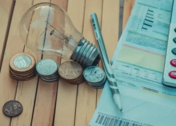 Desconto de 65% na conta de luz usando seu comprovante de residência; veja como ativar