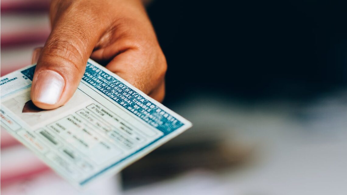 Renovação da CNH pode travar o Bolsa Família? Novas regras para quem tem 50 a 70 anos