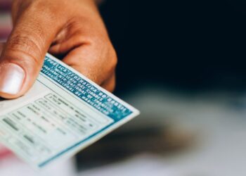 Renovação da CNH pode travar o Bolsa Família? Novas regras para quem tem 50 a 70 anos