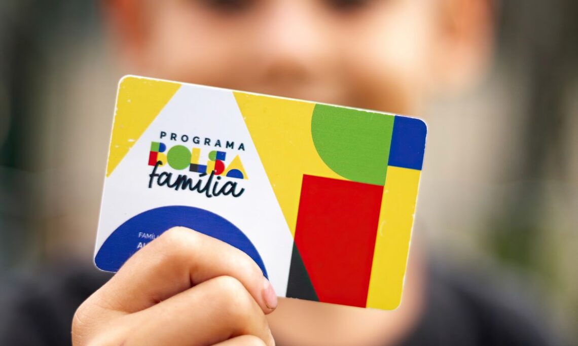 Todos os inscritos do Bolsa Família ganham saldo de R$ 7.200 para 2025