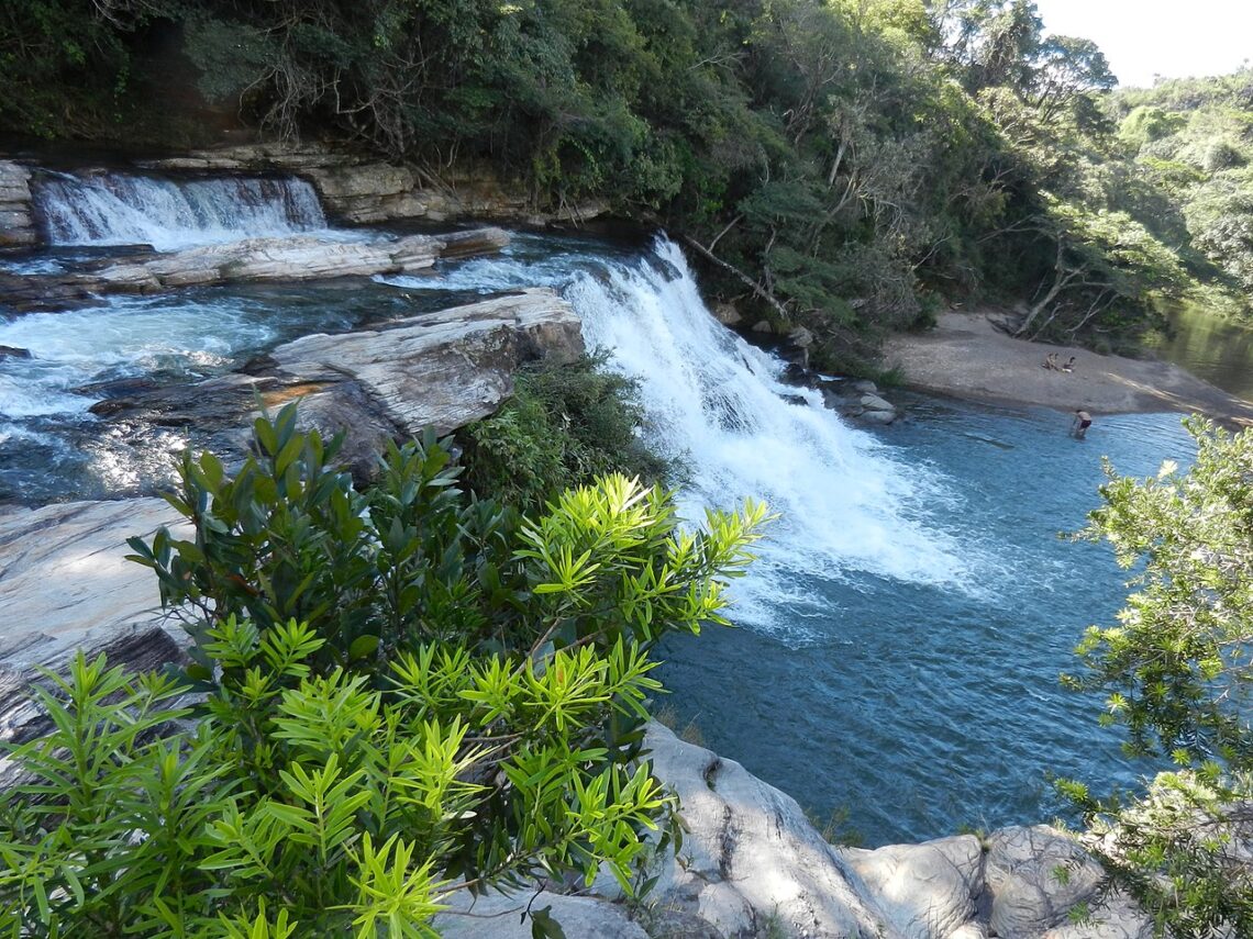 Cidade escondida no Brasil é paraíso com grutas, cachoeiras e poços naturais