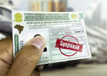 Minha CNH pode ser cancelada se eu cometer infração com ela suspensa?