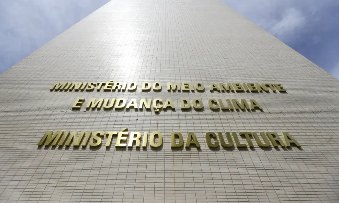 Curso EAD oferece até R$ 2 mil em bolsa para escritores no Ministério da Cultura