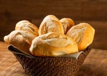 Pão fica duro? Não é na geladeira ou no saco o lugar correto de guardar