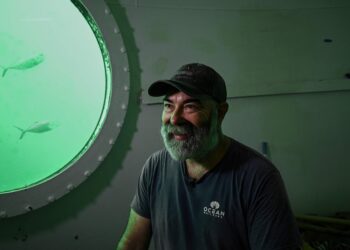 Vivendo submerso no oceano: Conheça a rotina do alemão que mora 11 metros abaixo do mar