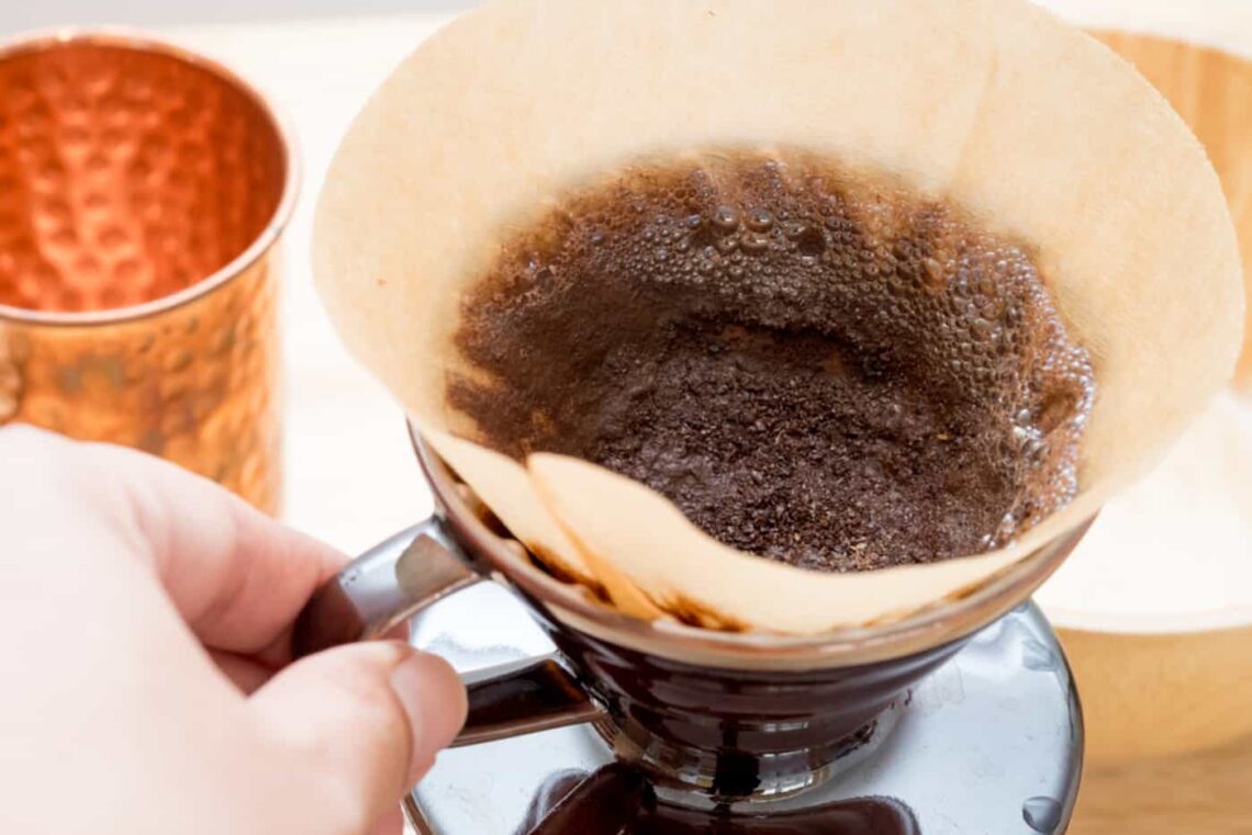 Nunca jogue as suas borras de café no ralo da pia; essa solução vai mudar sua vida