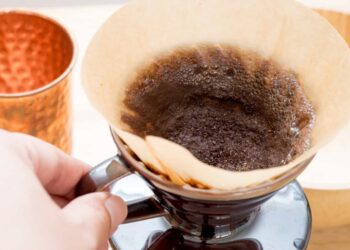 Nunca jogue as suas borras de café no ralo da pia; essa solução vai mudar sua vida