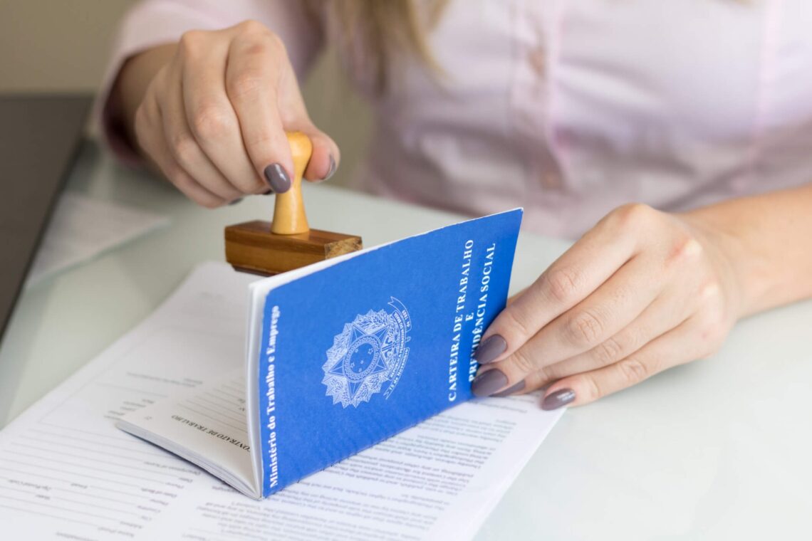 Trabalhadores ativos em 2024 podem receber saque na conta através da Carteira de Trabalho