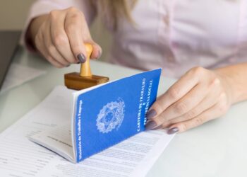 Trabalhadores ativos em 2024 podem receber saque na conta através da Carteira de Trabalho