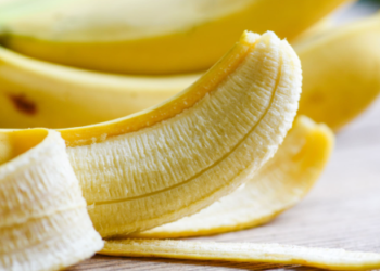 Mistura com casca de banana e água vai mudar a sua vida