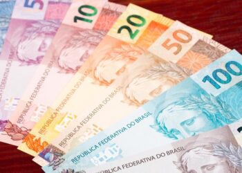 Salário mínimo tem novo reajuste e valor passa a ser de R$ 1.640