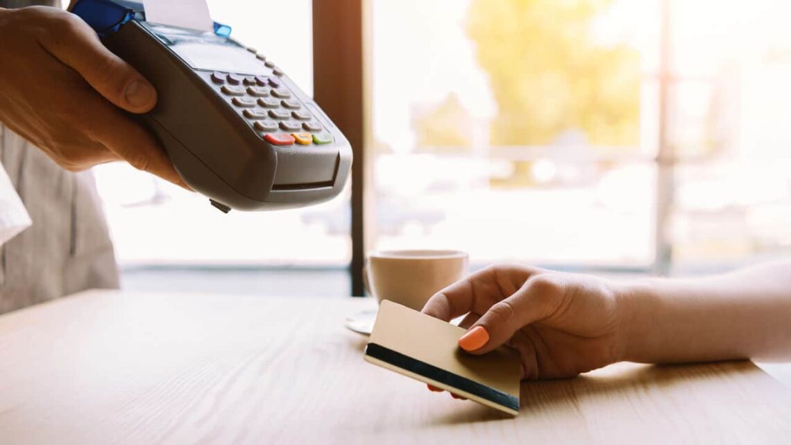 Importante aviso para brasileiros que utilizam a função de aproximação no cartão de crédito