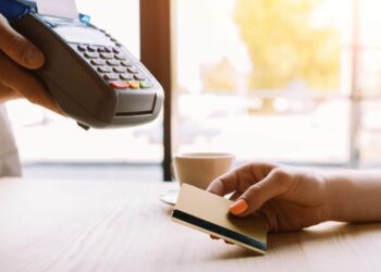 Importante aviso para brasileiros que utilizam a função de aproximação no cartão de crédito