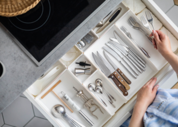 Nova solução para cozinhas pequenas otimiza espaço ao guardar louças e talheres
