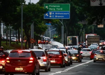 Você pode pagar R$ 90 por causa de gesto muito comum no trânsito