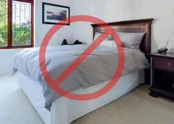 Nova tendência em quartos modernos transforma a ideia de cama de casal