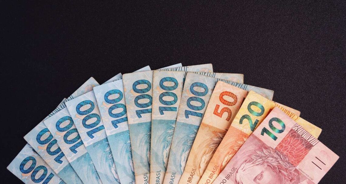 CPFs são premiados pelo governo e receberão R$ 1.200 em fevereiro; veja quem tem direito