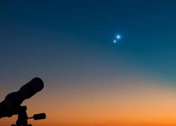 Pontos de luzes no céu após o pôr do sol intrigam e despertam curiosidade; veja o que são