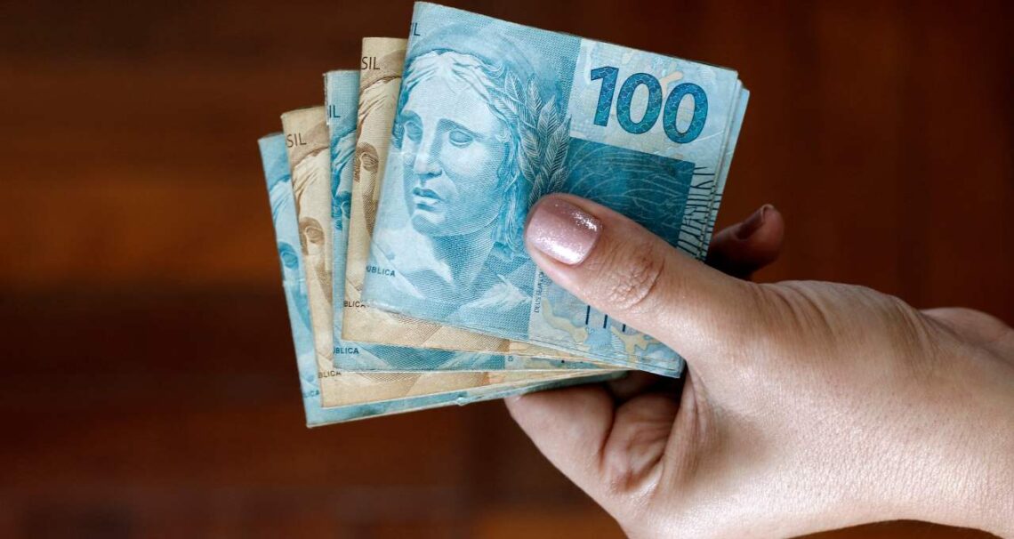 Lei trabalhista garante piso salarial de R$1.989 para diversos trabalhadores