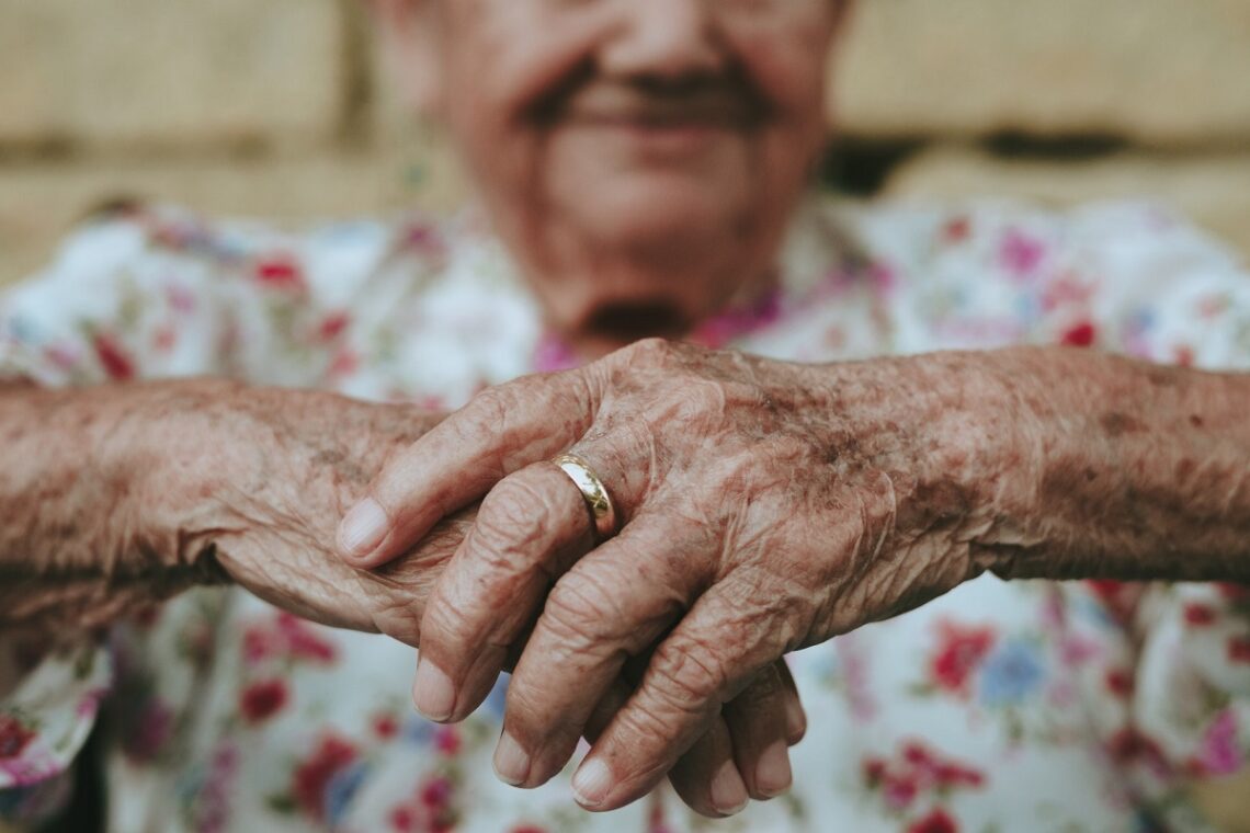 Idosos acima de 60 anos ganham pacote de benefícios do governo; conheça