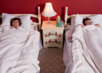 Motivo surpreendente faz casais optarem por camas separadas; veja os benefícios