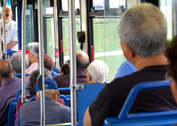 Idosos com 60 anos ou mais ganham novo benefício no transporte público gratuito