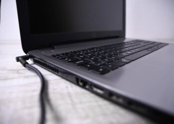 Saiba os perigos de manter o notebook ligado na tomada por muito tempo