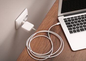 Saiba por que deixar o notebook ligado na tomada pode ser perigoso