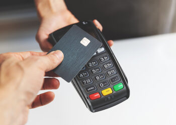 Brasileiros que utilizam pagamento por aproximação recebem alerta importante