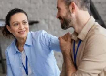 A psicologia explica o significado de quando uma pessoa interrompe constantemente uma conversa