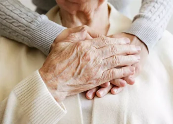 Cálculo da renda familiar para o BPC exclui parentes que moram em outra residência?